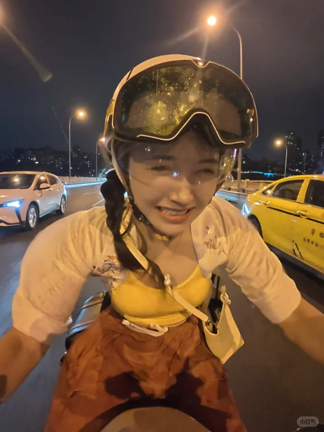 果然杭州下雨了降温了，今晚淋雨骑摩托车！