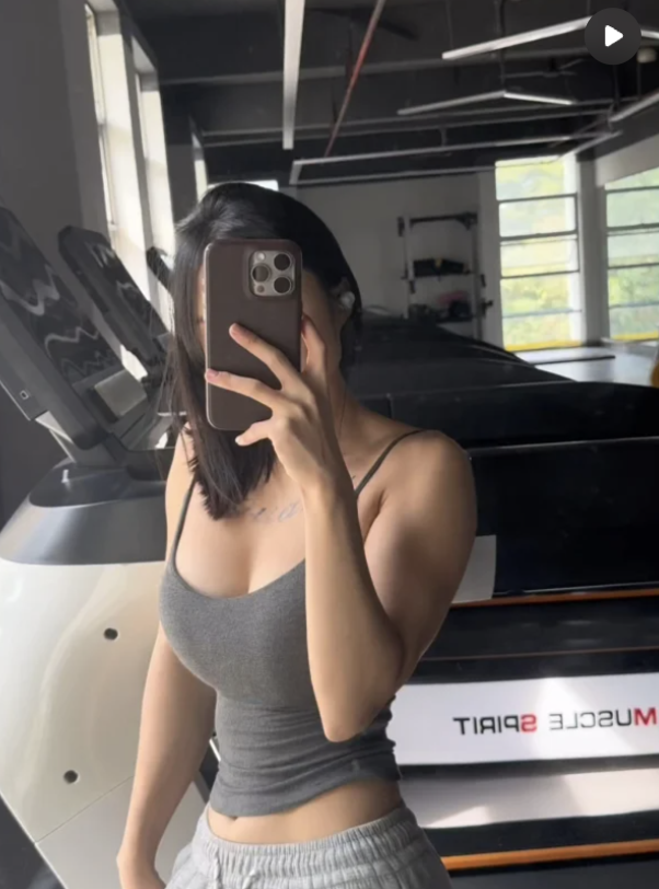 健身馆里的夏日辣妹